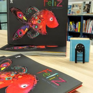Os peixes surgem num fundo escuro em cores vibrantes, expressando um espectro de emoções - de felizes a tristes, de zangados a surpreendidos.