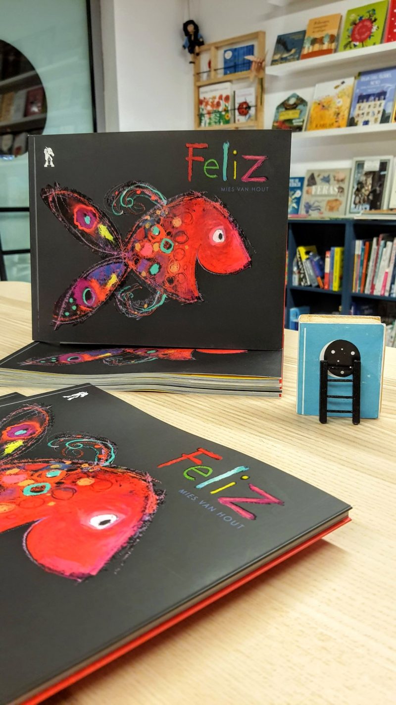 Os peixes surgem num fundo escuro em cores vibrantes, expressando um espectro de emoções - de felizes a tristes, de zangados a surpreendidos.