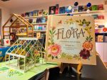 Através do livro pop-up Flora podemos descobrir como as flores são mais do que apenas belas; são componentes críticos do mundo natural.