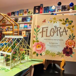 Através do livro pop-up Flora podemos descobrir como as flores são mais do que apenas belas; são componentes críticos do mundo natural.