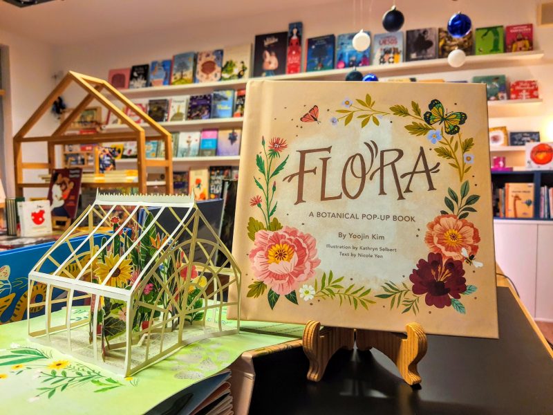 Através do livro pop-up Flora podemos descobrir como as flores são mais do que apenas belas; são componentes críticos do mundo natural.