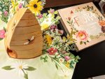 Através do livro pop-up Flora podemos descobrir como as flores são mais do que apenas belas; são componentes críticos do mundo natural.