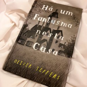 Do reconhecido autor Oliver Jeffers, "Há um fantasma nesta casa" é um álbum ilustrado cómico e encantador, apesar do tema.