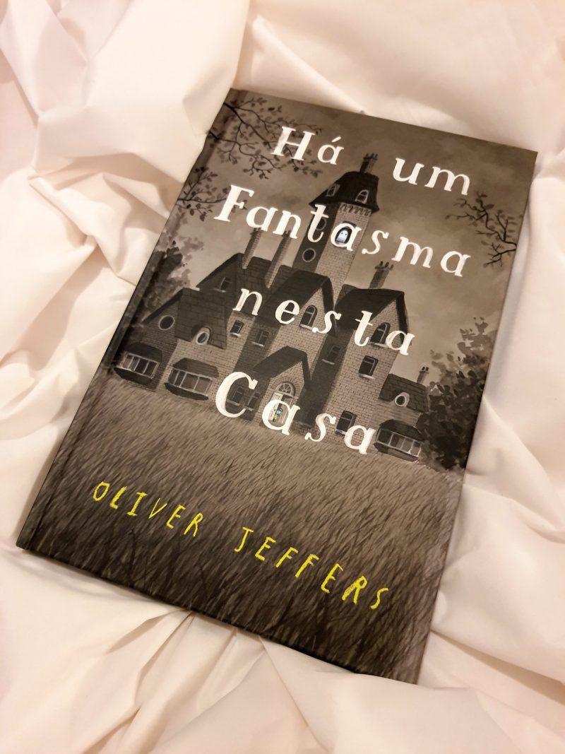Do reconhecido autor Oliver Jeffers, "Há um fantasma nesta casa" é um álbum ilustrado cómico e encantador, apesar do tema.