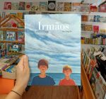 O livro "Irmãos" da editora Orfeu Negro, aborda o tema familiar da amizade entre irmãos. Por muito que eles sejam diferentes tanto na aparência, como na sua personalidade, eles são irmãos.