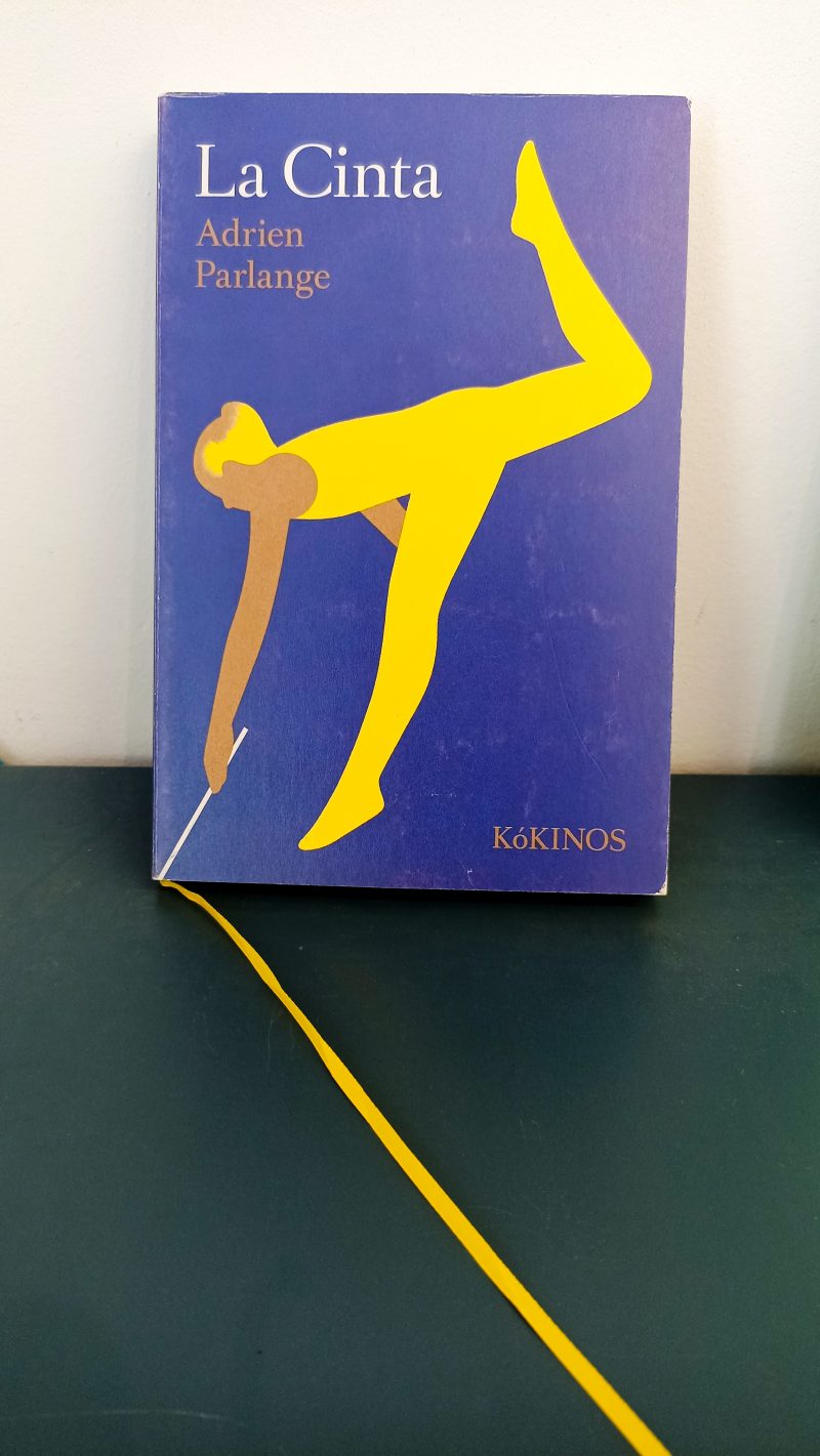 O livro "La cinta" tem uma fita amarela como um marcador, que o leitor manipula espontaneamente para lhe dar a forma esperada, completando cada imagem apresentada.