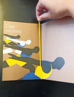 O livro "La cinta" tem uma fita amarela como um marcador, que o leitor manipula espontaneamente para lhe dar a forma esperada, completando cada imagem apresentada.