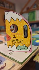 "La granja" é um livro sobre animais da quinta com um formato diferente! Pensado para ser agarrado pelos orifícios laterais, colocado em frente ao rosto como se fosse uma máscara, imitando o som do animal ilustrado, é um livro para brincar.