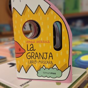 "La granja" é um livro sobre animais da quinta com um formato diferente! Pensado para ser agarrado pelos orifícios laterais, colocado em frente ao rosto como se fosse uma máscara, imitando o som do animal ilustrado, é um livro para brincar.