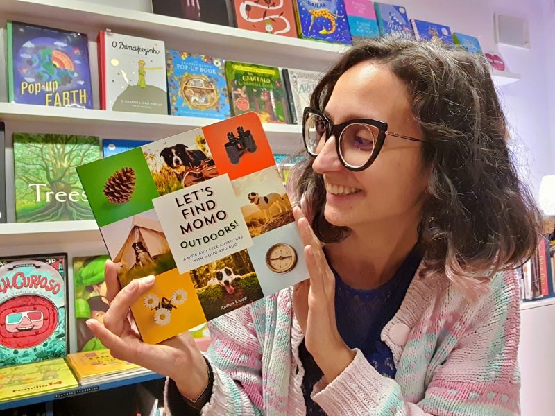 O livro “Let's Find Momo Outdoors!“ faz parte da coleção “Let’s find Momo”, um cão que adora brincar às escondidas!