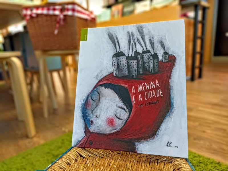era uma vez uma menina que vivia numa cidade cinzenta, onde o Sol, os pássaros, as borboletas não apareciam há já algum tempo.