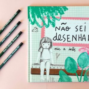 Um livro de Nic e Inês para todos que alguma vez disseram "Não sei desenhar", com ideias para desbloquear os preconceitos de que a arte e o desenho são um dom só para alguns.