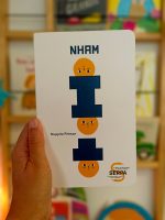 "Nham" é um livro cartonado, de cantos arredondados, convidativo à exploração, que conta a história de três personagens e da sua aventura.