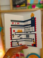 "Nham" é um livro cartonado, de cantos arredondados, convidativo à exploração, que conta a história de três personagens e da sua aventura.