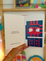 "Nham" é um livro cartonado, de cantos arredondados, convidativo à exploração, que conta a história de três personagens e da sua aventura.
