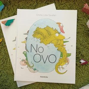 "No ovo" é um livro sobre doze crias recém-saídas da sua casca, que protagonizam esta divertida história cuja intriga avança até uma inesperada surpresa final