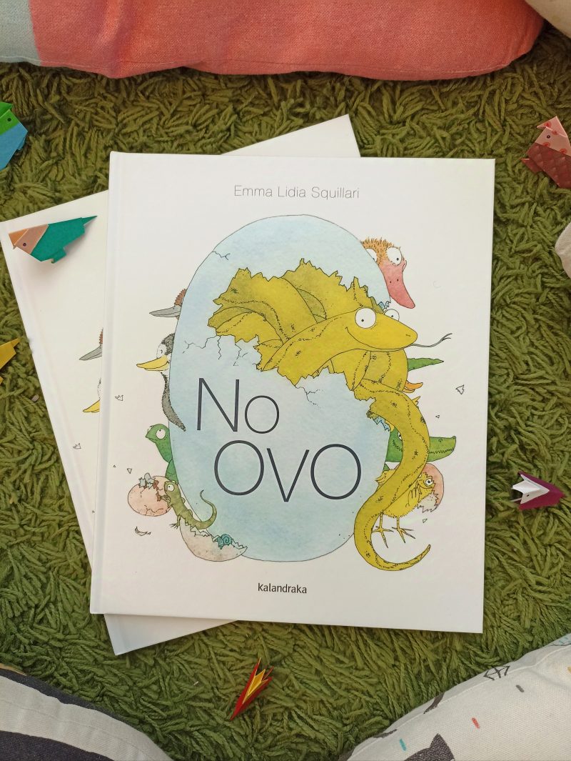 "No ovo" é um livro sobre doze crias recém-saídas da sua casca, que protagonizam esta divertida história cuja intriga avança até uma inesperada surpresa final