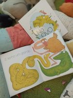"No ovo" é um livro sobre doze crias recém-saídas da sua casca, que protagonizam esta divertida história cuja intriga avança até uma inesperada surpresa final