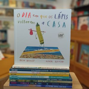 No livro "O dia em que os lápis voltaram a casa" um por um, todos os lápis de cera precisam de ser resgatados e cabe ao Duarte seguir as suas divertidas pistas!