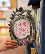 "O grande GRRRRR" é uma criatura negra com orelhas peludas e o seu trabalho é entregar encomendas.