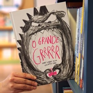 "O grande GRRRRR" é uma criatura negra com orelhas peludas e o seu trabalho é entregar encomendas.