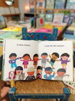 O livro "Os meus amigos" do autor Japonês Taro Gomi, transmite uma mensagem simples e bonita. Passamos por pessoas e aprendemos sempre alguma coisa com elas.