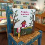 O livro "Os meus amigos" do autor Japonês Taro Gomi, transmite uma mensagem simples e bonita. Passamos por pessoas e aprendemos sempre alguma coisa com elas.