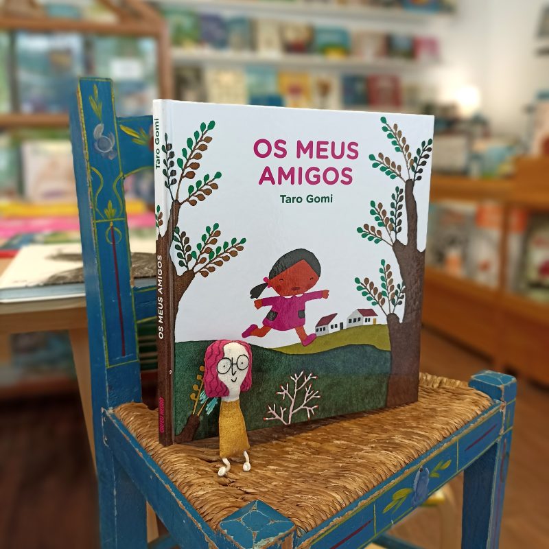 O livro "Os meus amigos" do autor Japonês Taro Gomi, transmite uma mensagem simples e bonita. Passamos por pessoas e aprendemos sempre alguma coisa com elas.