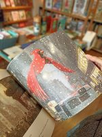 Red & Lulu é uma história sobre mudança. Os cardeais, como os humanos, são criaturas de hábito. Eles acasalam para toda a vida. Eles não voam para o sul no inverno. Alguns até fazem os ninhos na mesma árvore ano após ano.