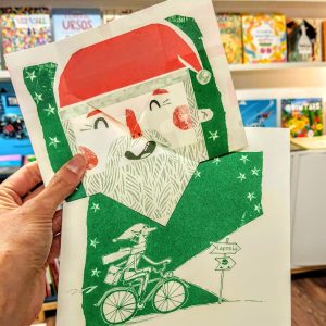 Este é um jogo-postal bem divertido que mostra as várias caras que o Pai Natal faz quando ouve o que o duende lhe diz ao ouvido.