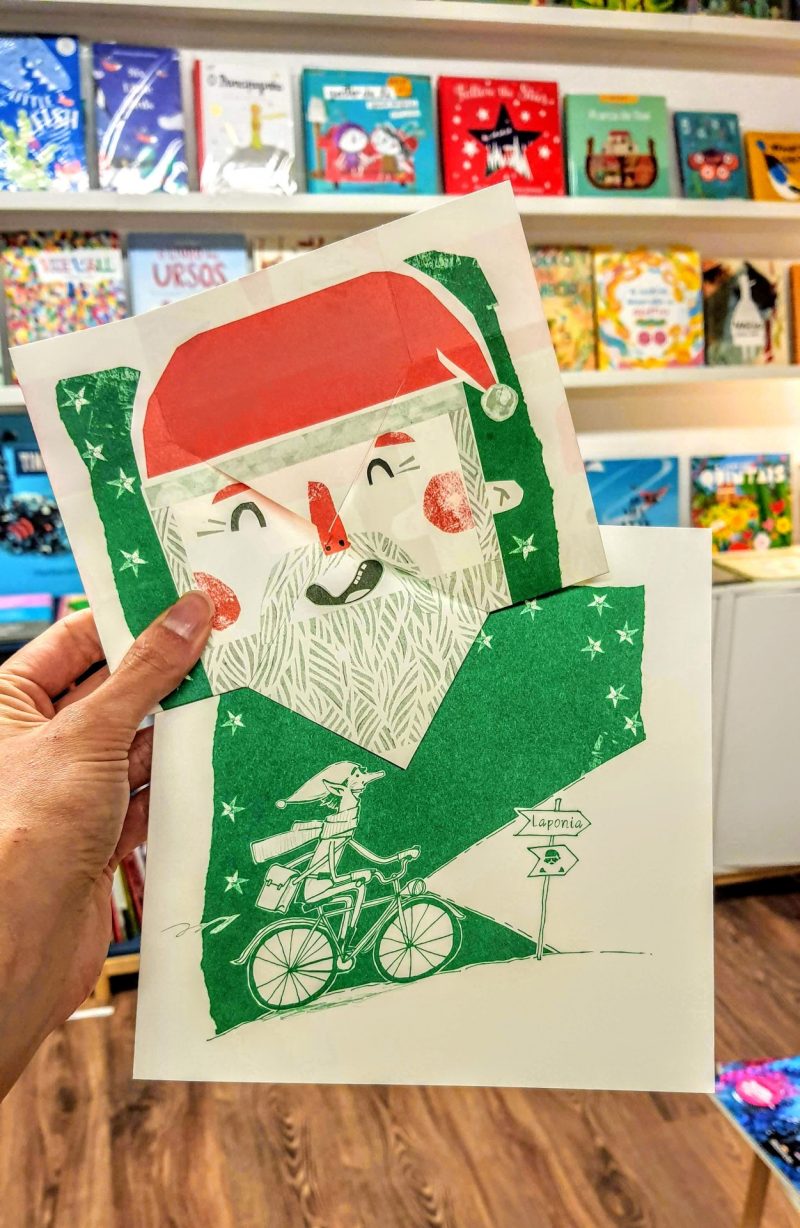 Este é um jogo-postal bem divertido que mostra as várias caras que o Pai Natal faz quando ouve o que o duende lhe diz ao ouvido.