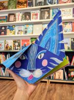 Em português, "Quem faz...?" é um livro engenhoso em que os animais vão surgindo à medida que abrimos as abas e desvendamos os seus sons em onomatopeias.