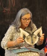 Em português, "Quem faz...?" é um livro engenhoso em que os animais vão surgindo à medida que abrimos as abas e desvendamos os seus sons em onomatopeias.