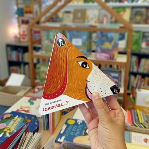 Em português, "Quem faz...?" é um livro engenhoso em que os animais vão surgindo à medida que abrimos as abas e desvendamos os seus sons em onomatopeias.