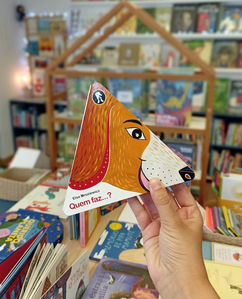 Em português, "Quem faz...?" é um livro engenhoso em que os animais vão surgindo à medida que abrimos as abas e desvendamos os seus sons em onomatopeias.