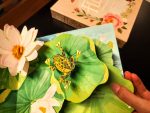 Através do livro pop-up Flora podemos descobrir como as flores são mais do que apenas belas; são componentes críticos do mundo natural.