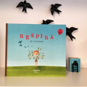 O livro "Respira" incentiva as crianças a respirar como se fossem uma onda do mar, uma árvore, um mocho, um gato ou um sino, através de poderosas metáforas cheias de cor, com ilustrações de Inês Castel-Branco.