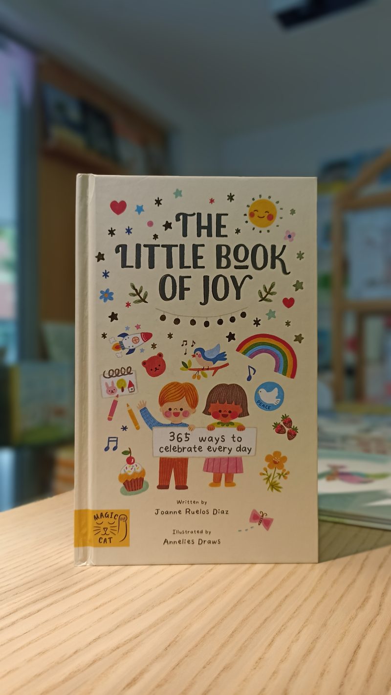 Descobre as diferentes maneiras de conhecer felicidade em cada dia do ano, com este livro que celebra as pequenas coisas que nos fazem felizes!