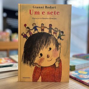 "Um e sete" conta a história do senhor Bianchi, um caixeiro-viajante que viajava por toda a Itália. Numa época em que não existiam telemóveis, ligava diariamente à sua filha para lhe contar um conto.
