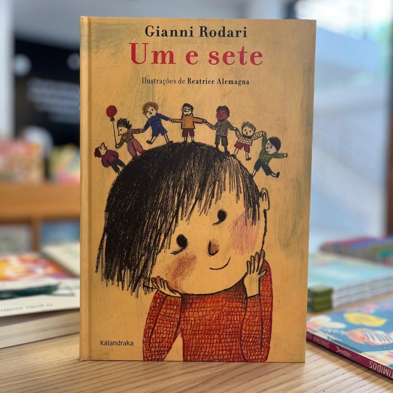 "Um e sete" conta a história do senhor Bianchi, um caixeiro-viajante que viajava por toda a Itália. Numa época em que não existiam telemóveis, ligava diariamente à sua filha para lhe contar um conto.