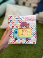 "Um miminho tão bom" é um livro colorido e suave, é de pano para mimar e proteger os sonhos dos bebés.