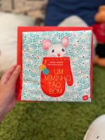 "Um miminho tão bom" é um livro colorido e suave, é de pano para mimar e proteger os sonhos dos bebés.