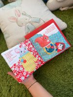 "Um miminho tão bom" é um livro colorido e suave, é de pano para mimar e proteger os sonhos dos bebés.