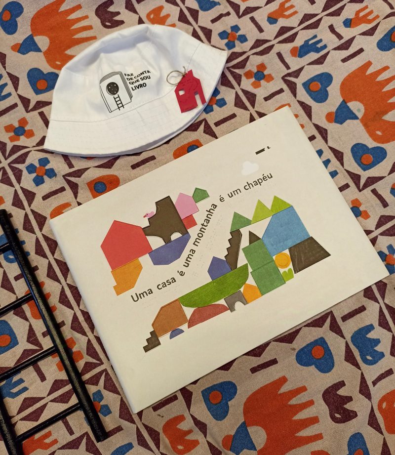 O livro "Uma casa é uma montanha é um chapéu" é para ver, ler e sentir de maneiras diferentes. É sobretudo, um livro acessível sobre o tema "casa".