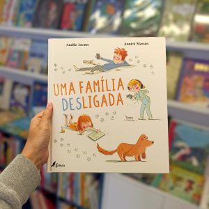 O livro "Uma Família Desligada" aborda de forma divertida um tema sério: o excesso de uso de ecrãs prejudica as relações familiares.