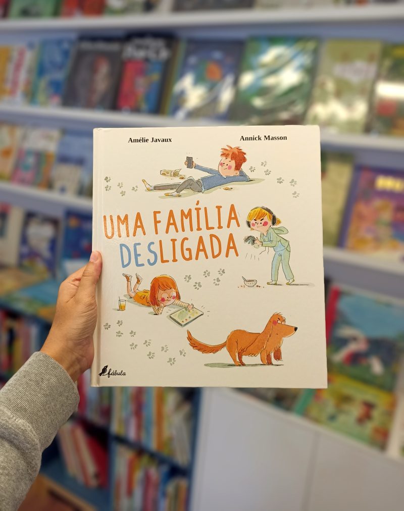 O livro "Uma Família Desligada" aborda de forma divertida um tema sério: o excesso de uso de ecrãs prejudica as relações familiares.