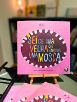 "Sei de uma velha que engoliu uma mosca" é um conto clássico, hilariante e cheio de ritmo! Uma velhinha curiosa começa uma cadeia de eventos cada vez mais surpreendentes: para capturar a mosca que engoliu, ela decide engolir… uma aranha! E depois um pássaro, um gato, e muito mais!