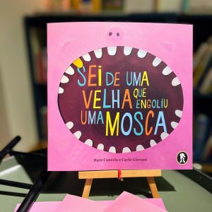 "Sei de uma velha que engoliu uma mosca" é um conto clássico, hilariante e cheio de ritmo! Uma velhinha curiosa começa uma cadeia de eventos cada vez mais surpreendentes: para capturar a mosca que engoliu, ela decide engolir… uma aranha! E depois um pássaro, um gato, e muito mais!