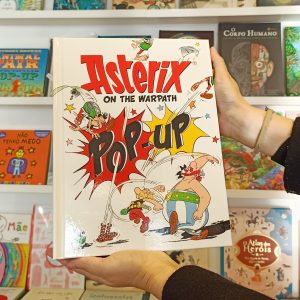 "Asterix on the warpath - Pop-Up Book" um livro em três dimensões, que conta a história passada na aldeia dos irredutíveis, a algazarra assume o estatuto de verdadeiro desporto nacional.