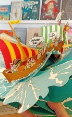 "Asterix on the warpath - Pop-Up Book" um livro em três dimensões, que conta a história passada na aldeia dos irredutíveis, a algazarra assume o estatuto de verdadeiro desporto nacional."Asterix on the warpath - Pop-Up Book" um livro em três dimensões, que conta a história passada na aldeia dos irredutíveis, a algazarra assume o estatuto de verdadeiro desporto nacional.